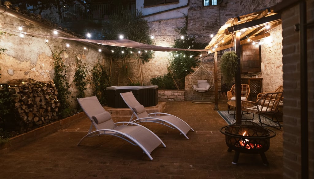 cortile di casa di lucy spello illuminato con idromassaggio