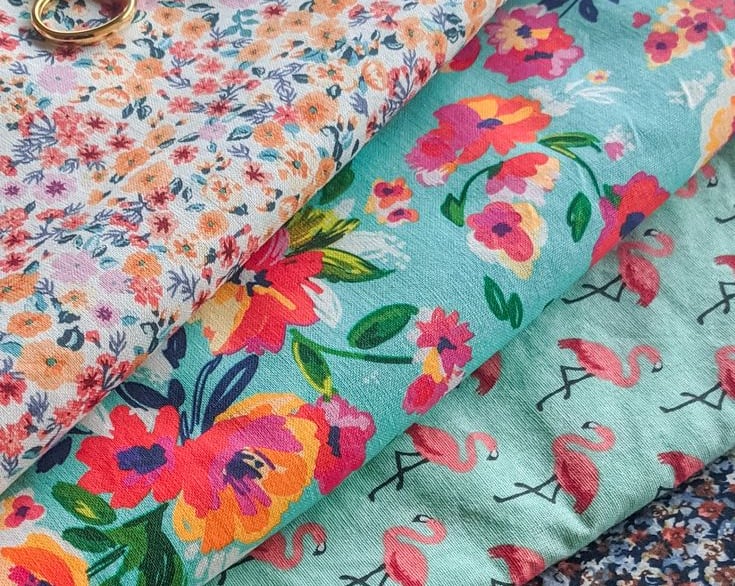 Tissus fleuris et colorés avec ciseaux de broderie Bohin dorés