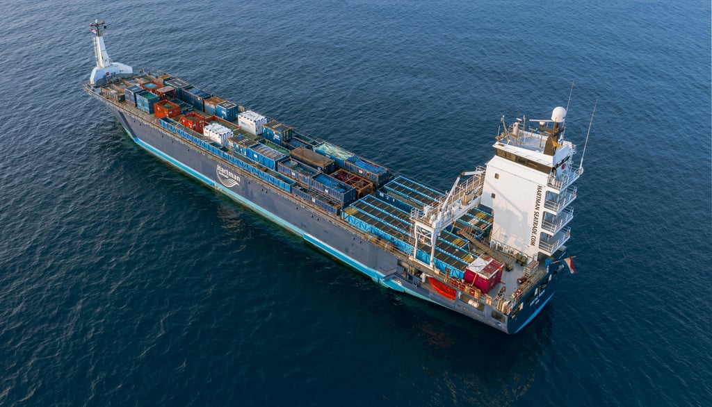 Navio transportando produtos agrícolas para exportação