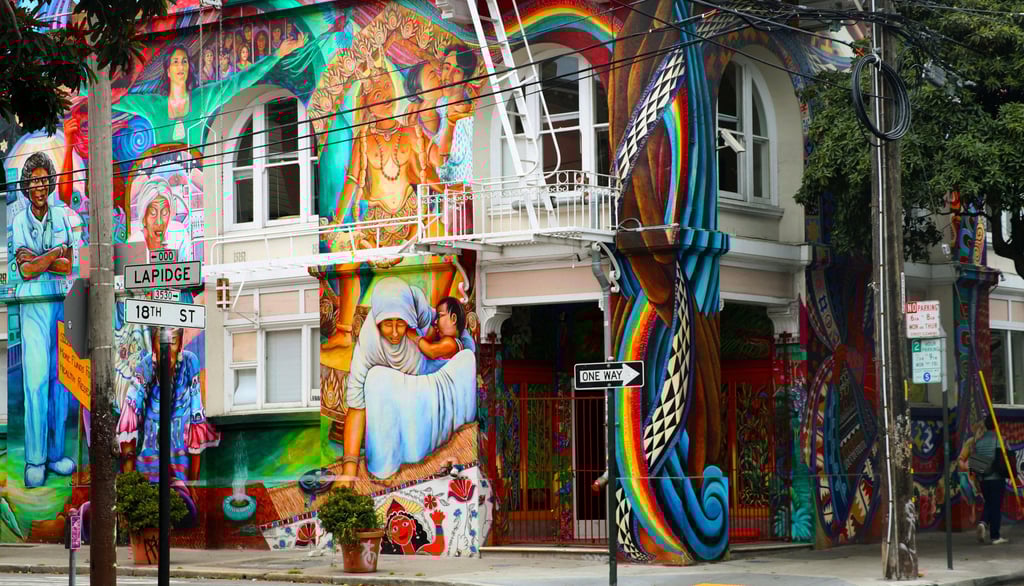 Grafite colorido em uma parede urbana, retratando uma paisagem surreal