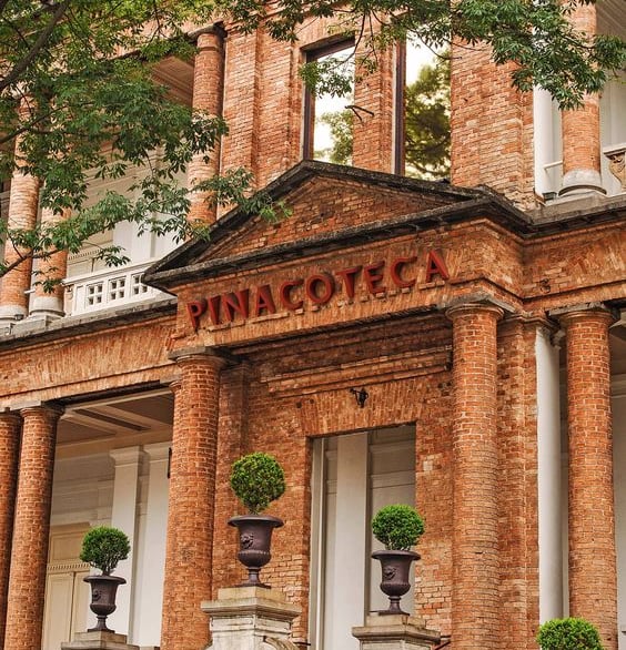Fachada imponente da Pinacoteca Luz, destacando a arquitetura histórica do museu.
