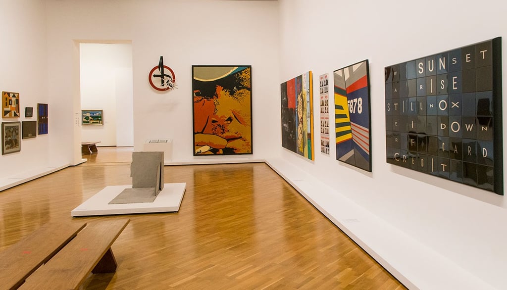 Obras de artistas renomados exibidas na sala principal da Pinacoteca Estação.