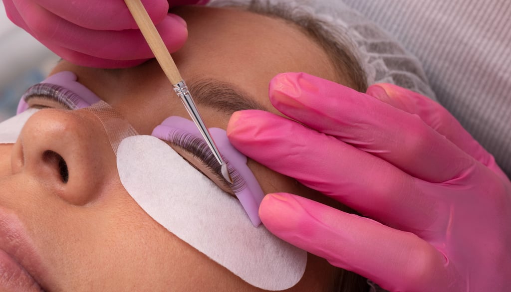 Close-up de cílio natural com extensão corretamente aplicada, mostrando a técnica segura no We Hall Beauty em Bauru.