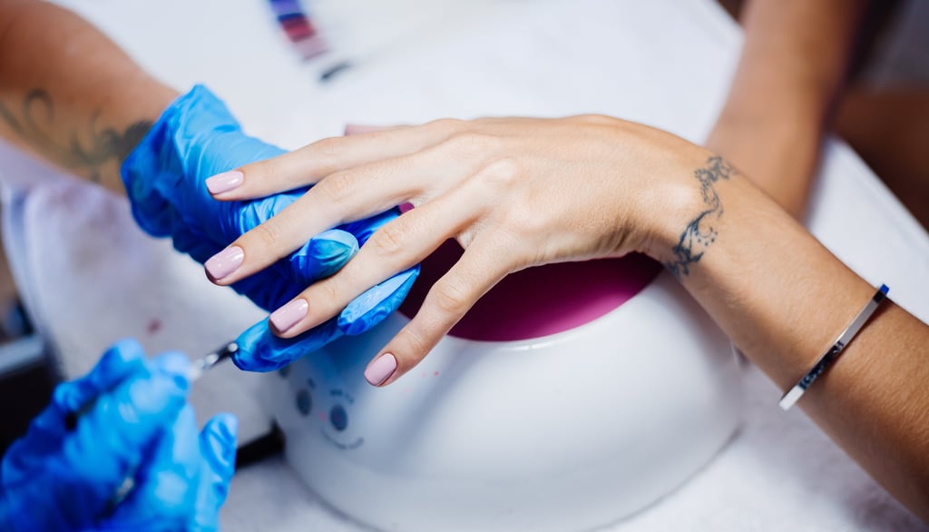 Três estilos de unhas: minimalista, clássica e ousada, feitas com alongamento e esmaltação em gel no We Hall Beauty em Bauru.
