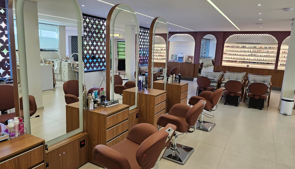 Interior do salão We Hall Beauty com espaço para cabelo, unhas, cílios, massagem, SPA, tratamentos, estética facial e corpora