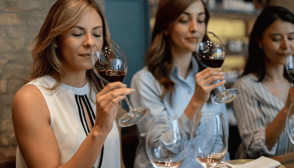 mulheres degustando vinhos em curitiba