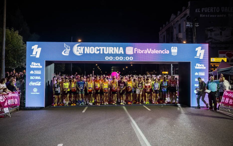 Corredores preparados para el inicio de la carrera 15 k nocturna fibra Valencia