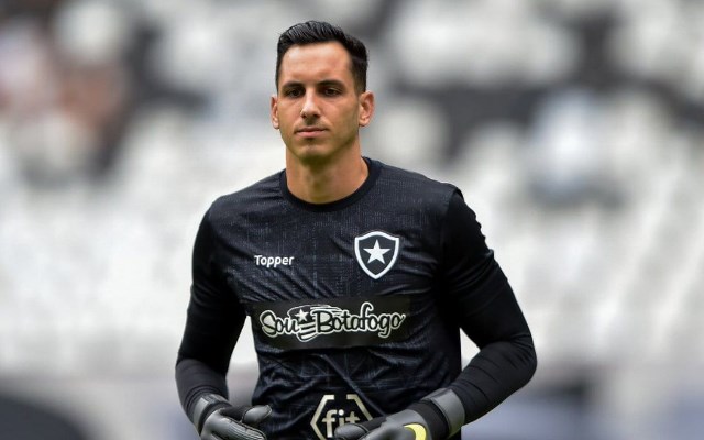 goleiro Gatito Fernádez com a camisa do Botafogo