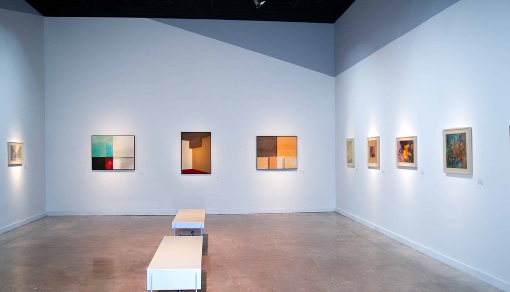 Fotografia da exposição Afinidades na galeria de artes do Sesc