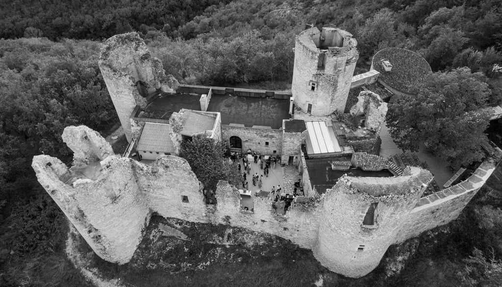 Vue aérienne en noir et blanc du château médiéval de Cahors, dans le sud de la France.