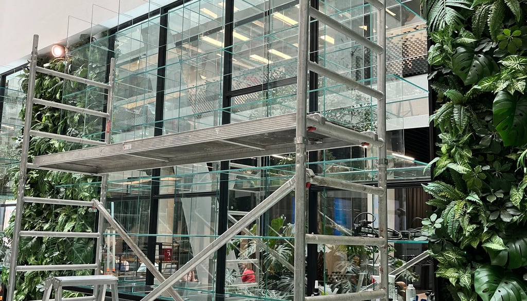 Stikliniu lentynu konstrukcija