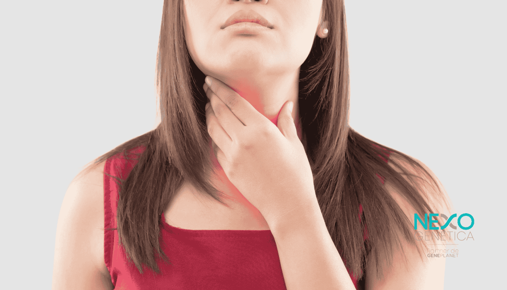 una chica se toca el cuello porque no puede tragar bien, esto puede también ser síntomas de cáncer