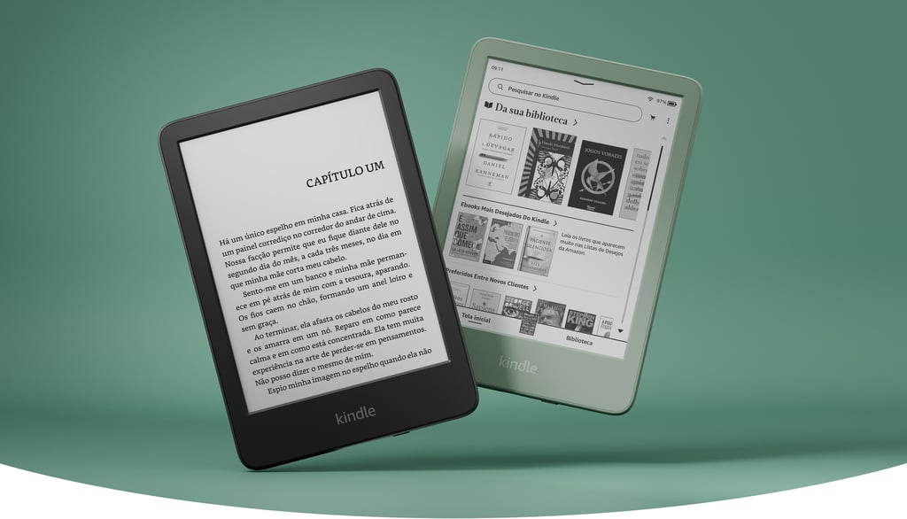 novo Kindle 2025 cor lavanda ao lado do Kindle cor preta