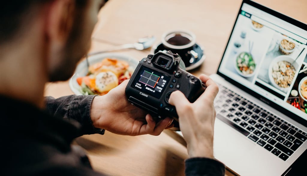 Ragazzo che imposta fotocamera davanti a laptop