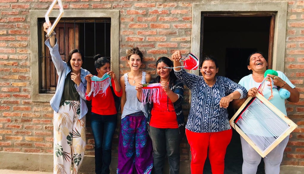 Un grupo de 6 mujeres sonriendo entre las que se encuentra Gloria Ketelhohn de Espacio Alazan