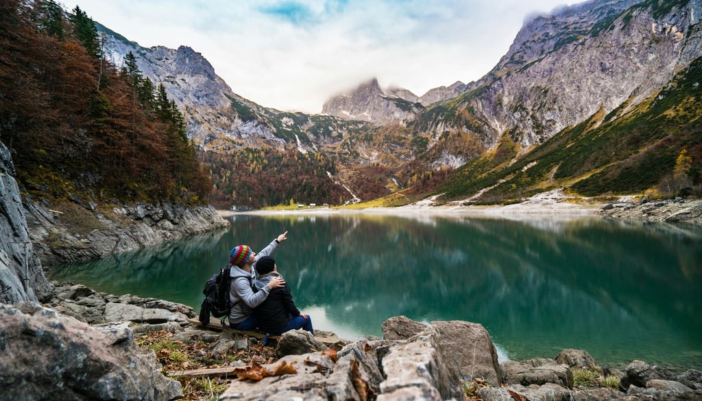 lago di montagna visto da praticanti trekking