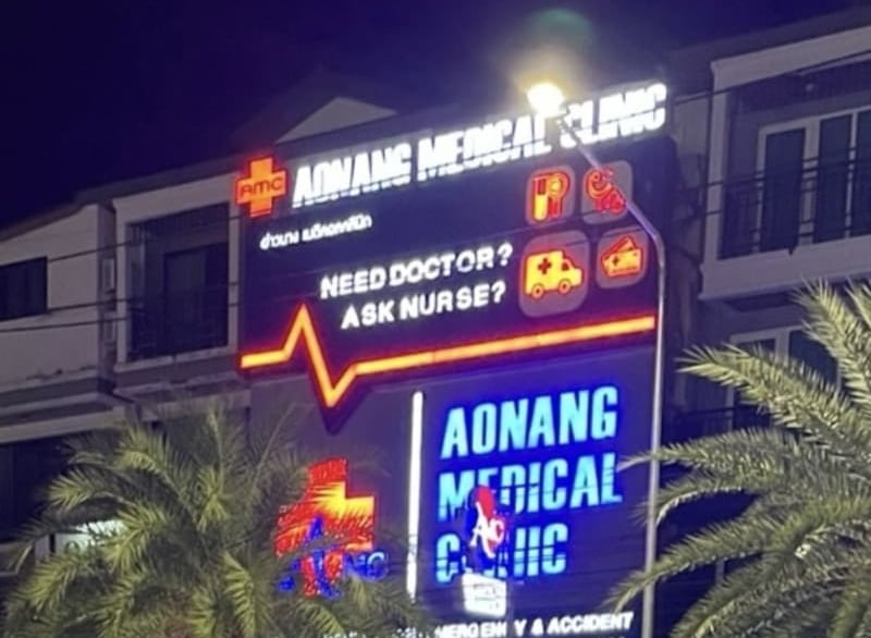 Beleuchtetes Schild der Aonang Medical Clinic in Thailand mit Hinweis auf 24-Stunden-Notfall