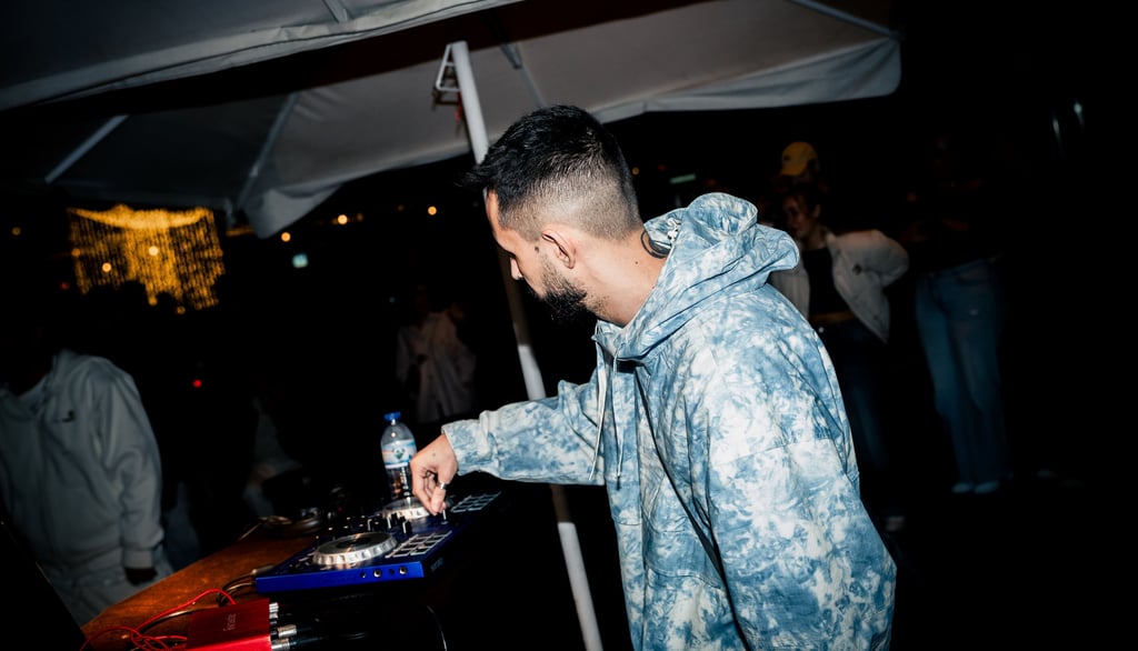 DJ Welk tocando em evento ao ar livre numa cidade perto do Porto com público animado