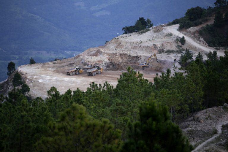 Maquinaria trabajando en la extracción de oro en la mina de Azacualpa. Foto: Martín Cálix