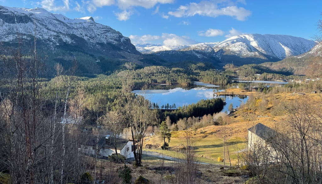 Lake Låtevatn in Ullensvang.