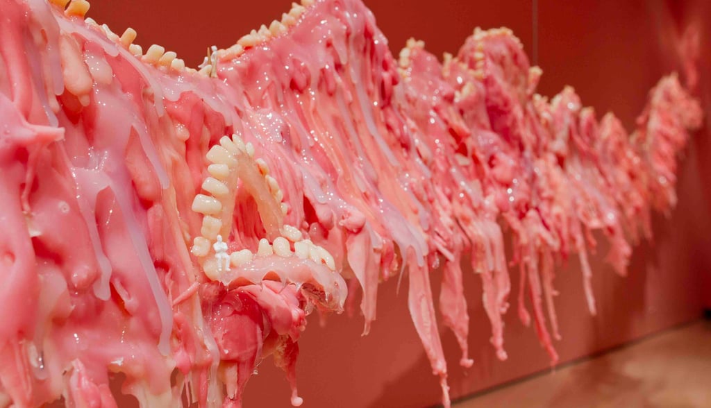 A escultura sem título de Mithu Sen serve como um poderoso veículo para revisitar o mito da "vagina