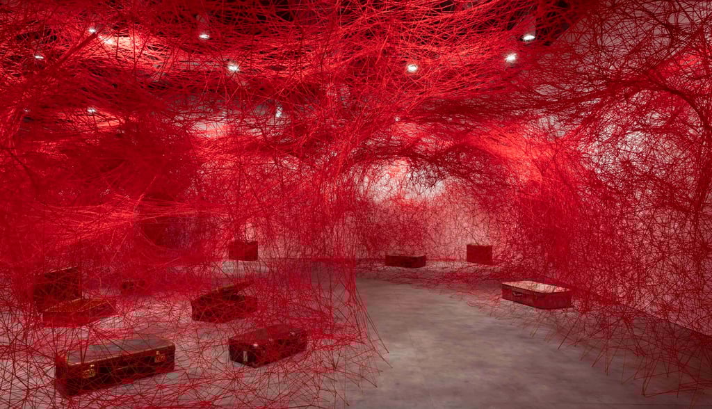 Trabalho da artista japonesa Chiharu Shiota,  "ENTRE MUNDOS, (2024) photos Kayhan Kaygusuz