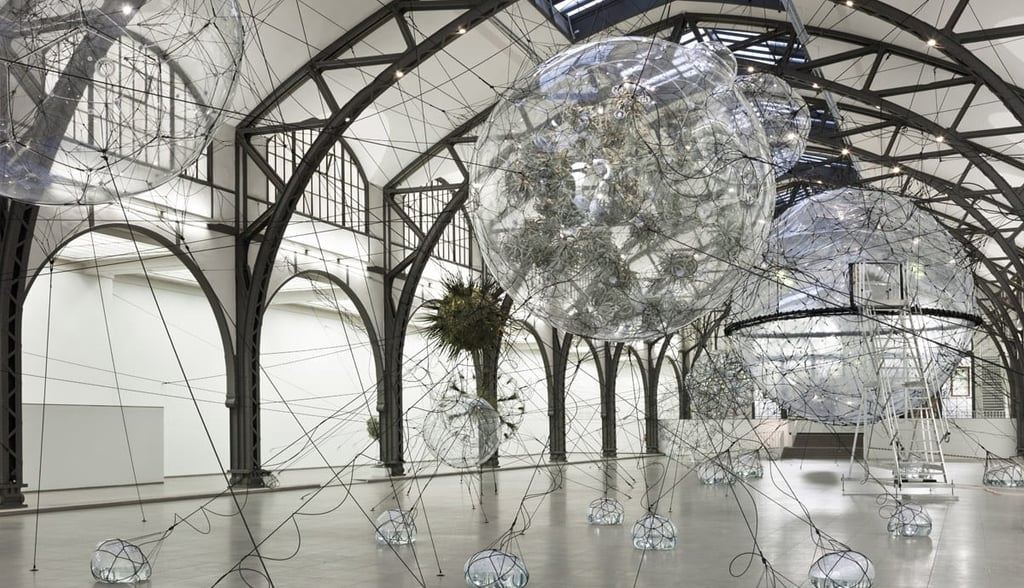 Saraceno cria instalações aéreas que combinam ciência e arte para explorar novas possibilidades