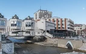 Stadtansicht von Novi Pazar in Serbien mit urbanem Panorama, Gebäuden, Straßen und der Umgebung der Region Sandžak 