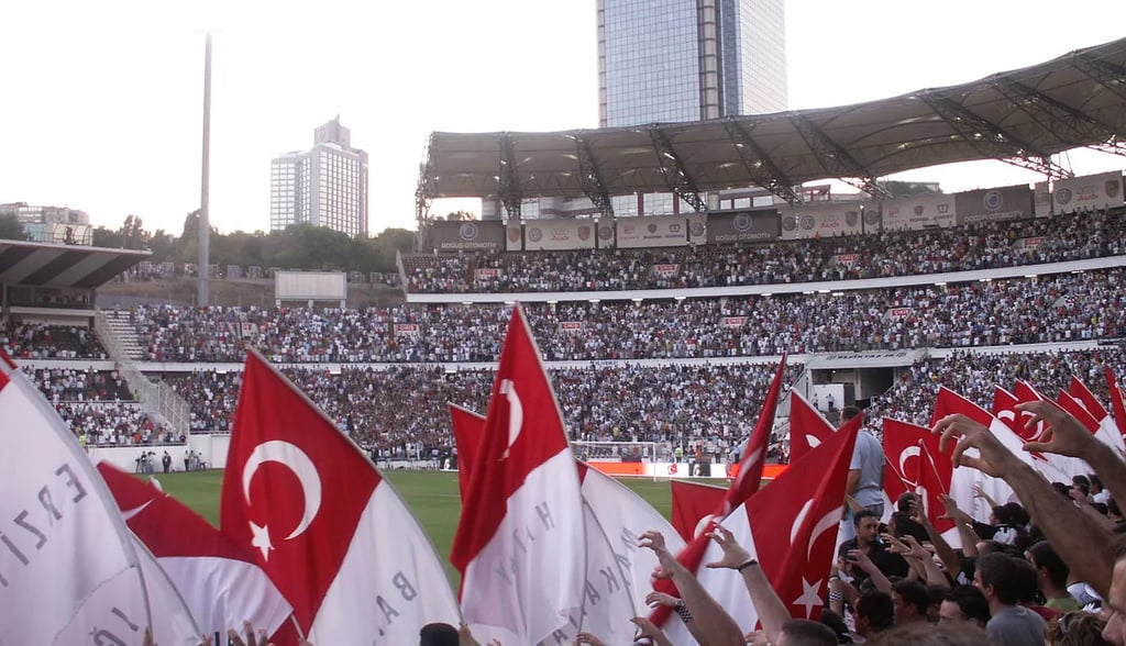 Beşiktaş-Fans jubeln im Stadion während eines Spiels