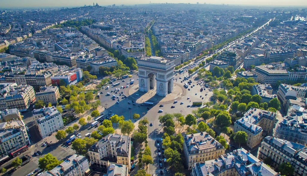 Zentrum von Paris mit den Champs-Élysées, Zielort der Tour de France.