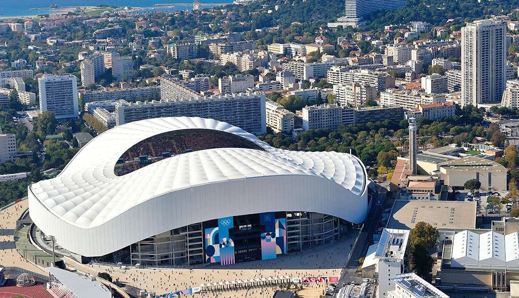 Luftaufnahme des Stade Vélodrome in Marseille, Frankreich, mit seiner markanten weißen Dachkonstruktion, die sich über die Tr