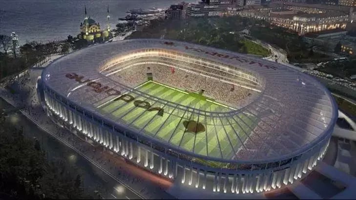 Außenansicht des Vodafone Park, Heimstadion von Beşiktaş Istanbul bei Tageslicht – moderne Architektur mit Blick auf den Bosp