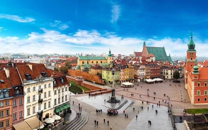 Skyline von Warschau mit modernen Wolkenkratzern und historischen Gebäuden