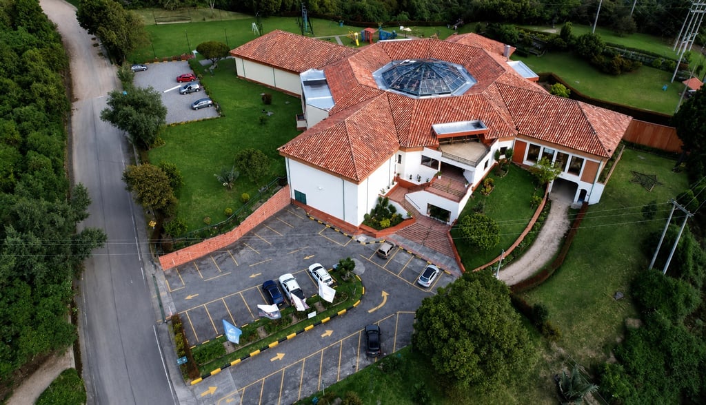 Vista aérea del Club La Aguadora en Bogotá con salón de eventos, parqueaderos y amplias zonas verdes