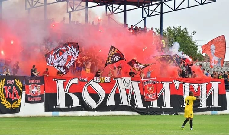 Fans von FK Vardar Skopje in der Nacionalna Arena Toše Proeski beim Spiel