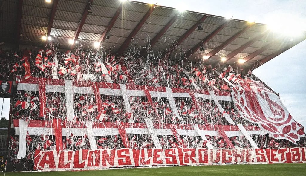 Standard Lüttich Fans im Stadion – Groundhopping und Stadionstimmung in Lüttich