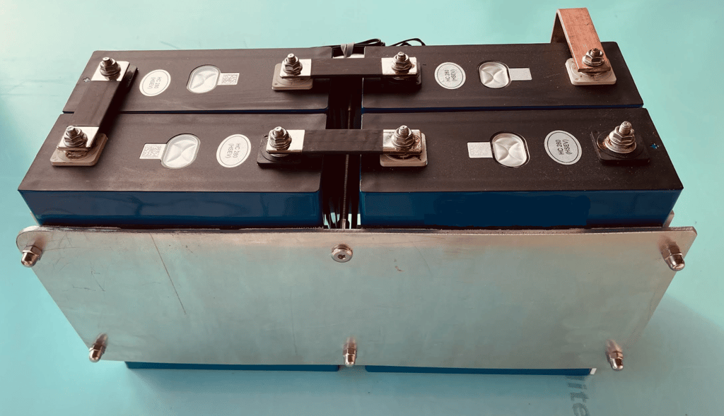 Vu intérieur des batteries lithium prismatique LFP Electroboat, mise en évidence de la compression e