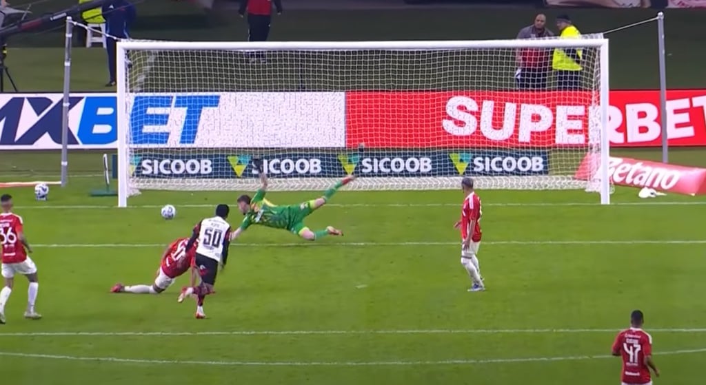 Plata marcou terceiro gol do Flamengo contra o Internacional em Porto Alegre na noite desse Domingo.
