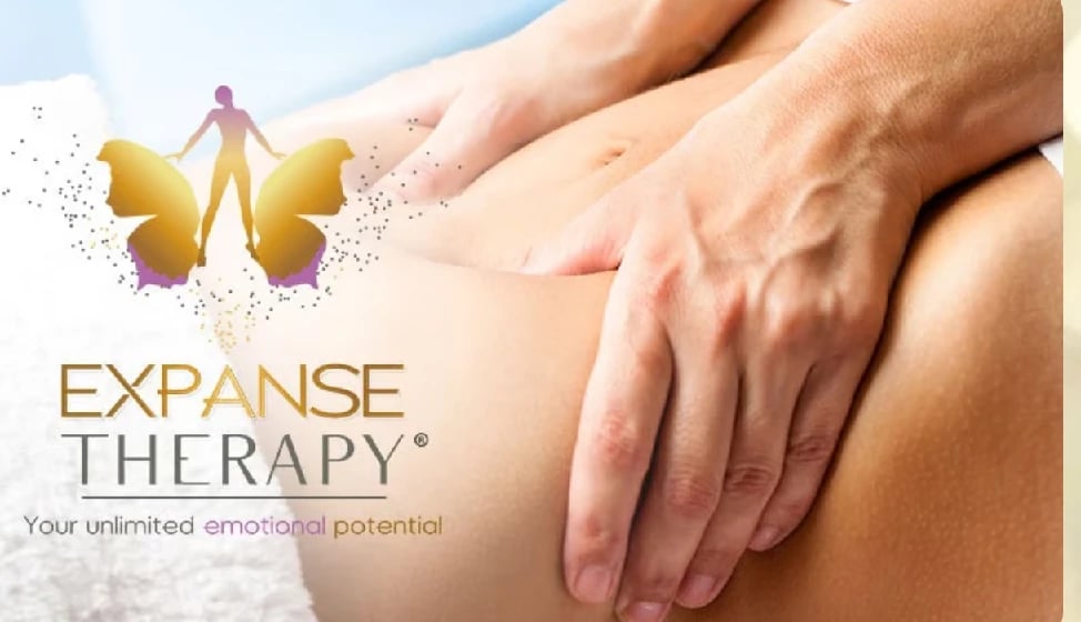 Gros plan d’un massage abdominal avec le logo Expanse Therapy superposé.