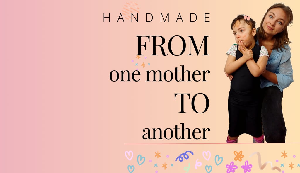 Sara con su madre presentando chaleco de compresión postural y pantalón corector MiSara