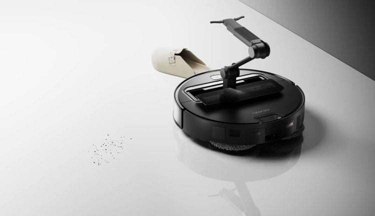 Robot domestico Saros Z70 con la función del brazo mecánico activada