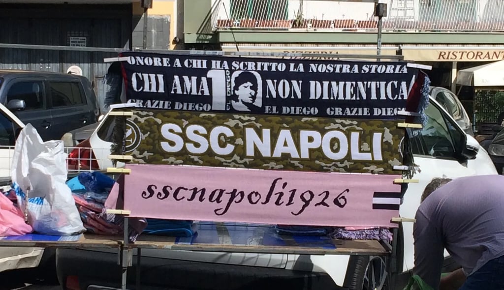 Blick von der Tribüne ins Spielfeld des Stadio Diego Armando Maradona in Neapel