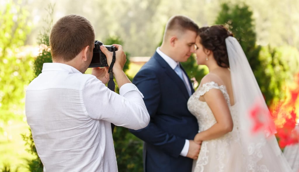 fotógrafo de casamento, conduzindo pose no ensaio