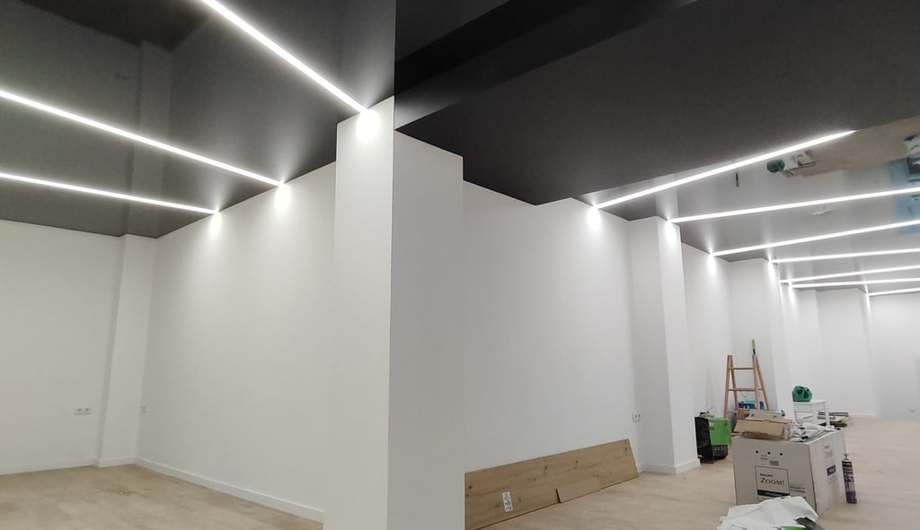 Diseño moderno con efecto espejo en techo tensado negro con LED