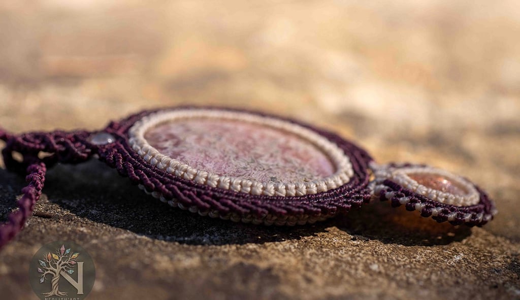 pendentif micromacramé, macramé, prune et sable, fil Linhasita, rhodochrosite, pierre de soleil, naturel, artisanat français