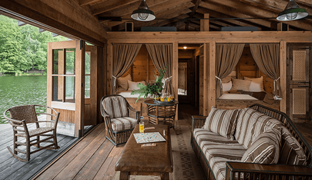 sala rustica com piso de madeira