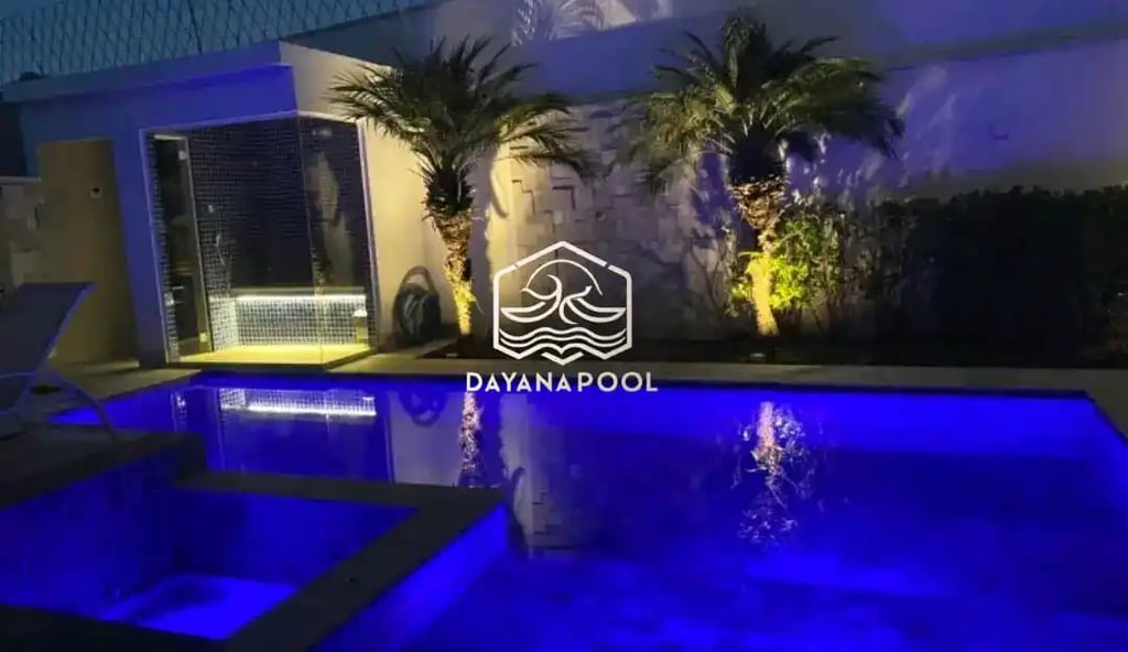 kolam renang dengan desain mewah dan keramik berwarna biru dan lampu LED