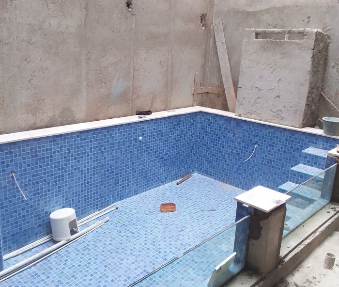 kolam renang yang bisa di alih fungsikan untuk jakuzzi atau sauna.
