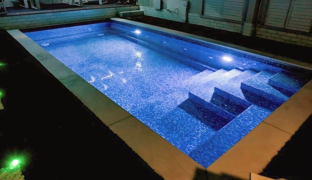 kolam renang dengan desain mewah dan keramik berwarna biru dan lampu LED