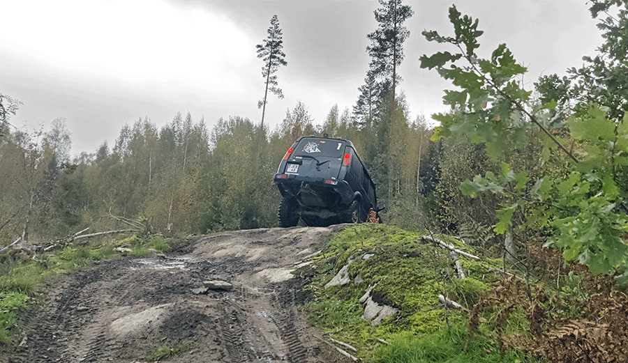 Auto ajaa jyrkänteeltä alas
